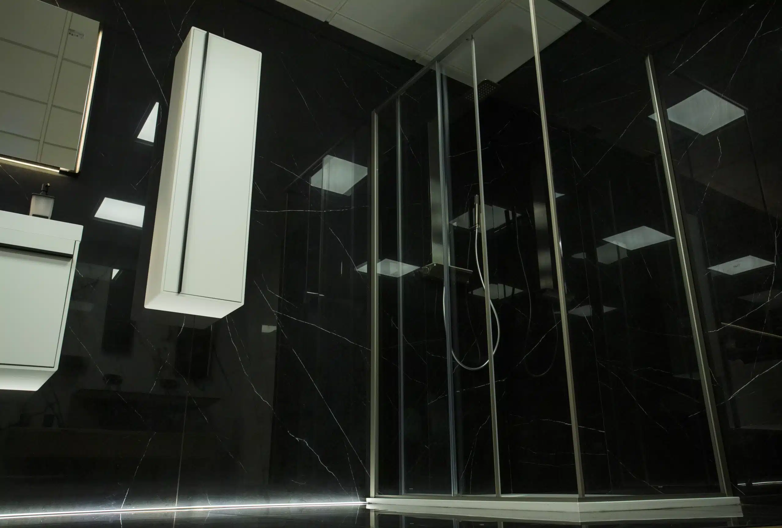 Douche et rangements haut de gamme pour salle de bain de luxe La Ciotat